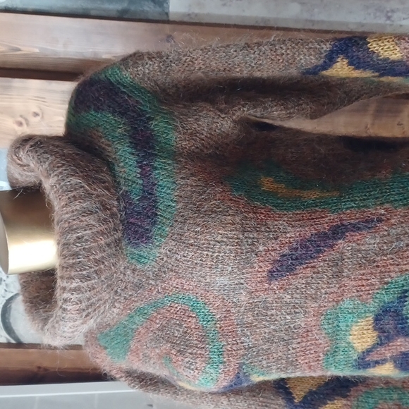 Laura Johnson sweater - Picture 2 of 16